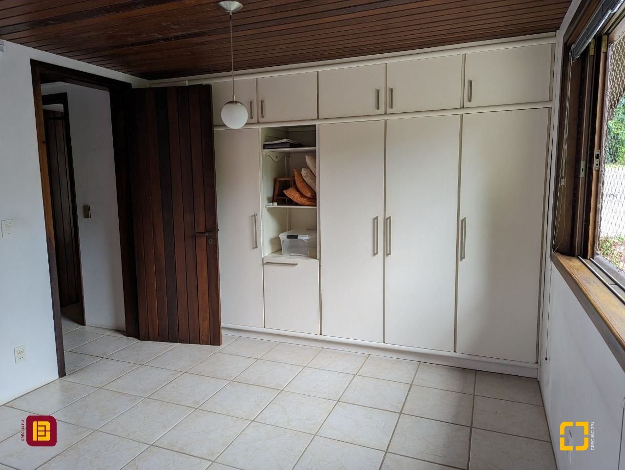 Casa com 327m², 7 quartos (sendo 1 suíte), 3 garagens, no bairro Trindade em Florianópolis
