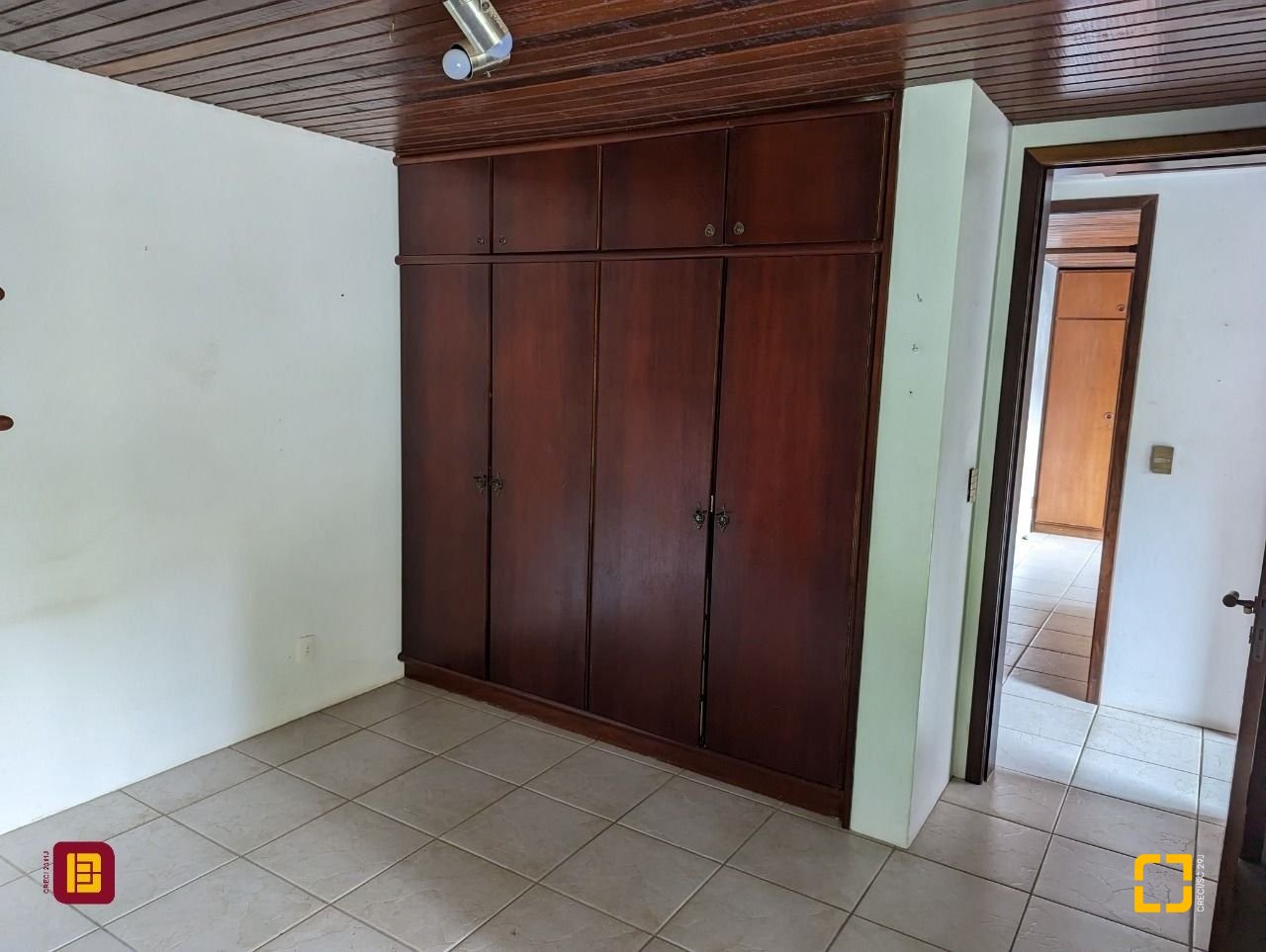 Casa com 327m², 7 quartos (sendo 1 suíte), 3 garagens, no bairro Trindade em Florianópolis
