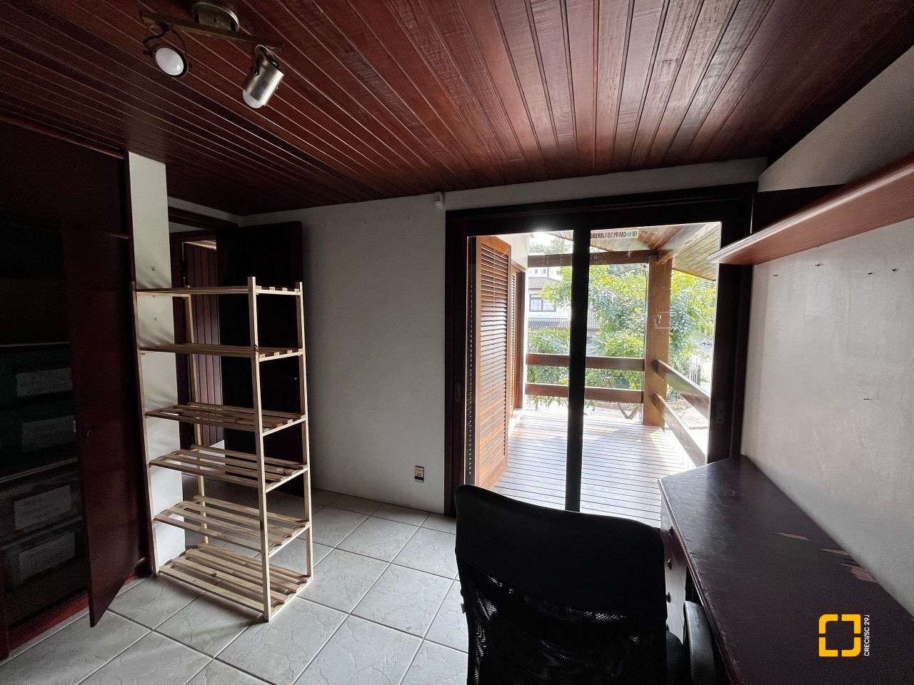 Casa com 327m², 7 quartos (sendo 1 suíte), 3 garagens, no bairro Trindade em Florianópolis