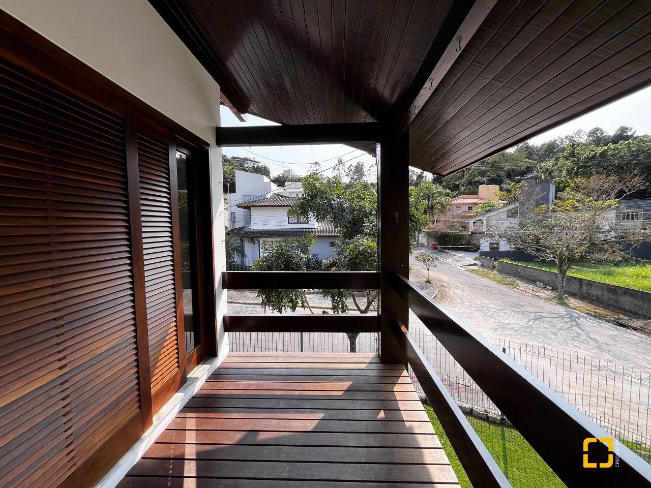 Casa com 327m², 7 quartos (sendo 1 suíte), 3 garagens, no bairro Trindade em Florianópolis