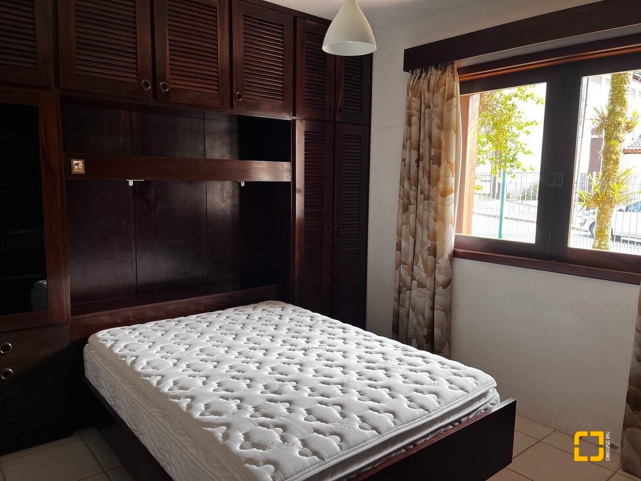 Casa com 327m², 7 quartos (sendo 1 suíte), 3 garagens, no bairro Trindade em Florianópolis