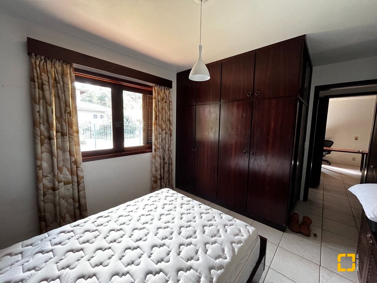 Casa com 327m², 7 quartos (sendo 1 suíte), 3 garagens, no bairro Trindade em Florianópolis