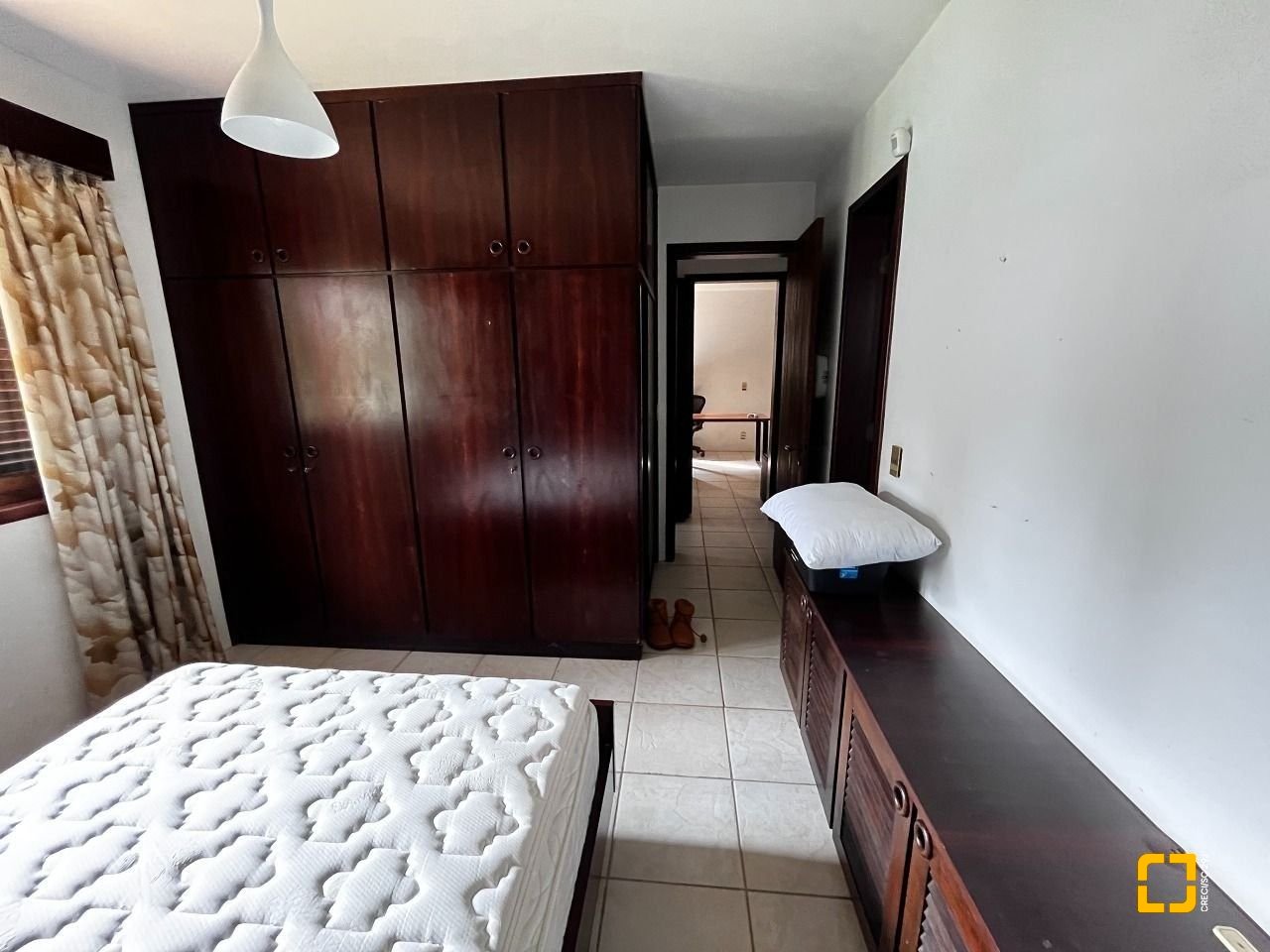 Casa com 327m², 7 quartos (sendo 1 suíte), 3 garagens, no bairro Trindade em Florianópolis