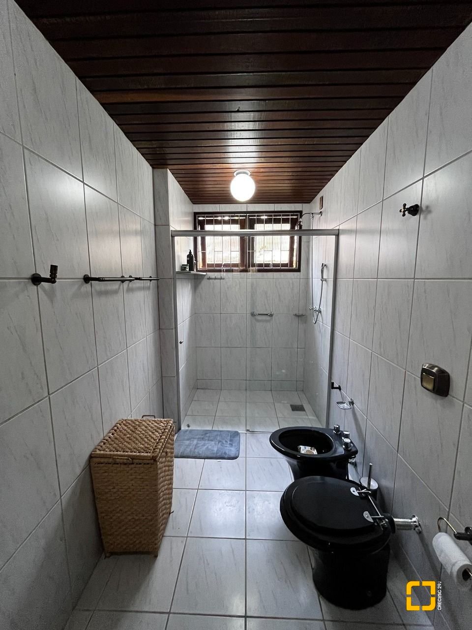 Casa com 327m², 7 quartos (sendo 1 suíte), 3 garagens, no bairro Trindade em Florianópolis