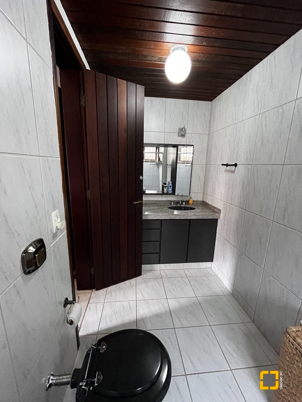 Casa com 327m², 7 quartos (sendo 1 suíte), 3 garagens, no bairro Trindade em Florianópolis