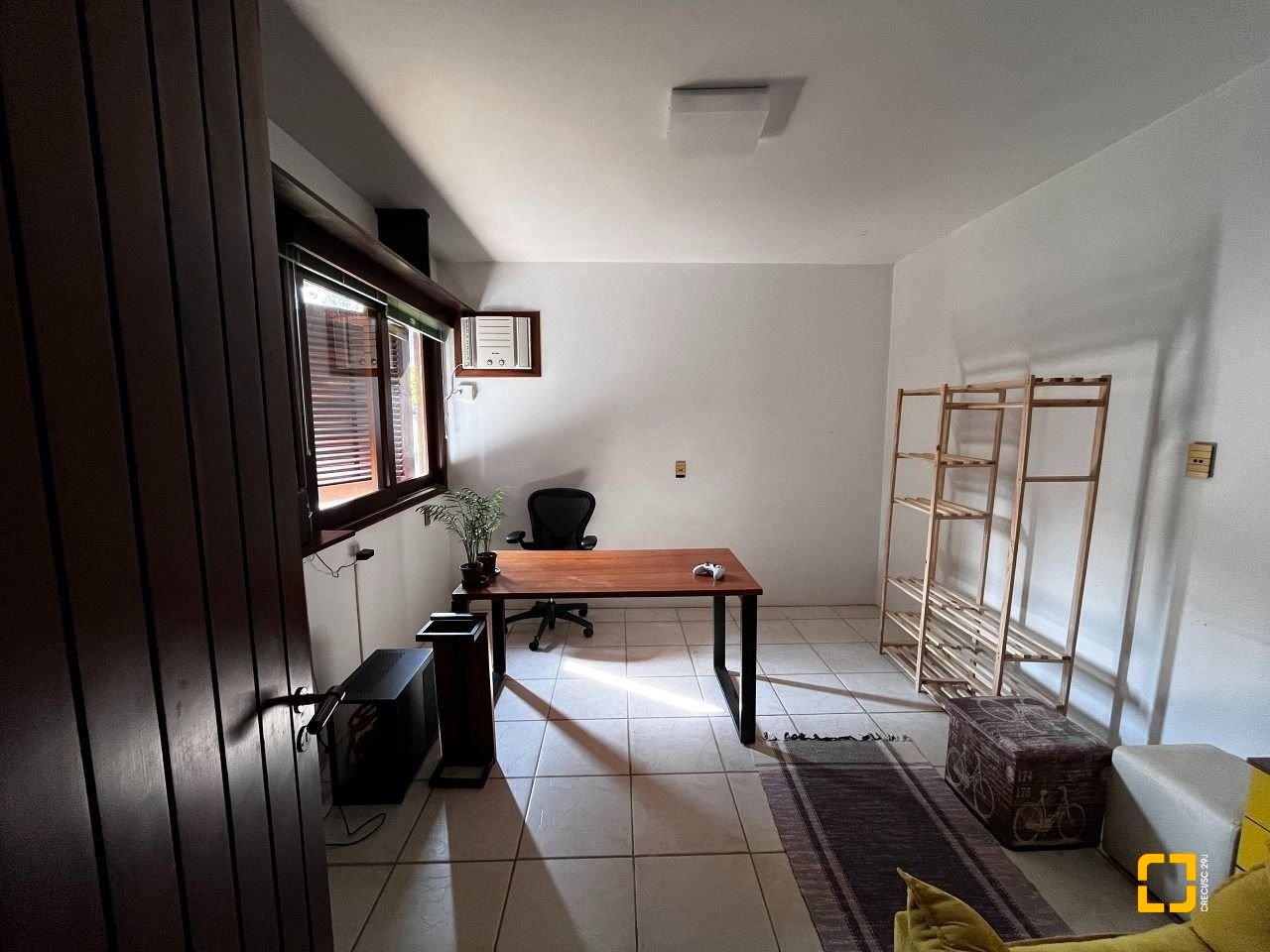 Casa com 327m², 7 quartos (sendo 1 suíte), 3 garagens, no bairro Trindade em Florianópolis