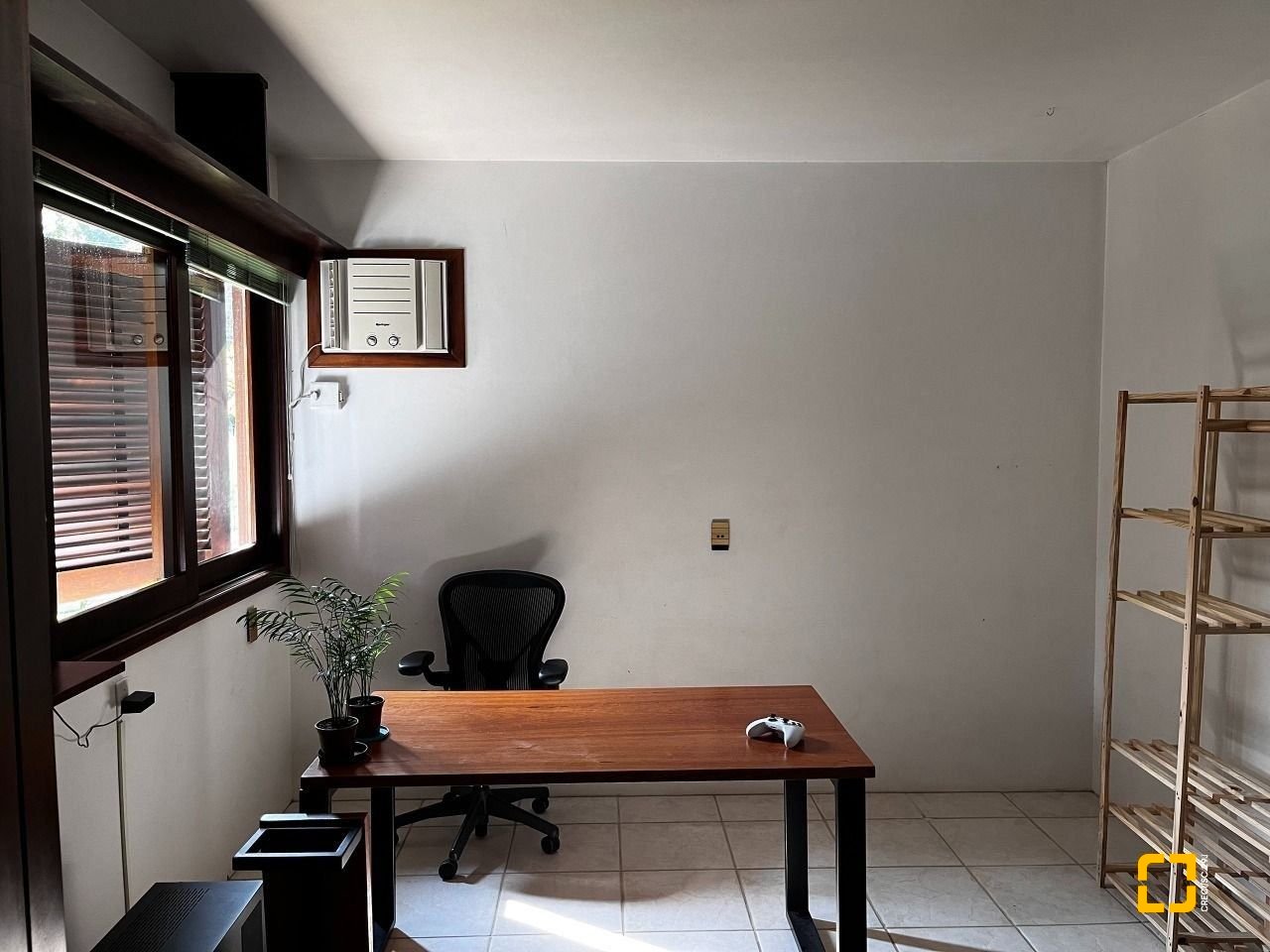 Casa com 327m², 7 quartos (sendo 1 suíte), 3 garagens, no bairro Trindade em Florianópolis