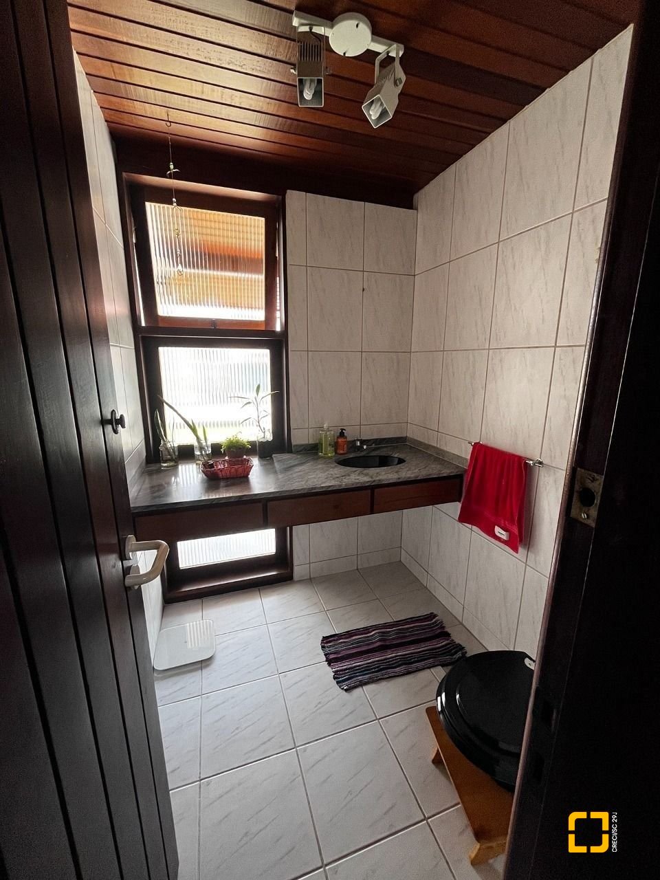 Casa com 327m², 7 quartos (sendo 1 suíte), 3 garagens, no bairro Trindade em Florianópolis