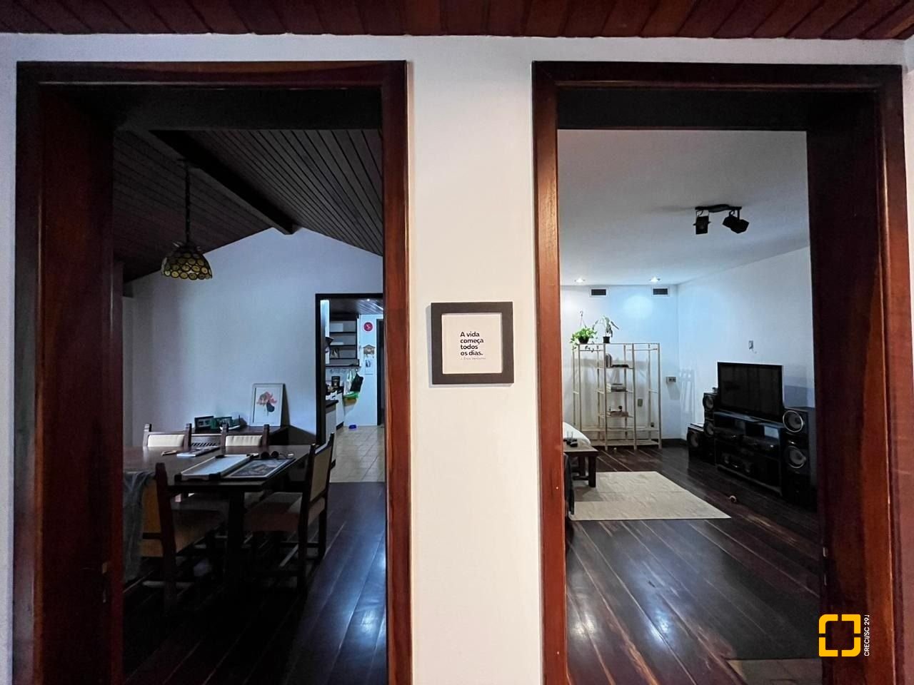 Casa com 327m², 7 quartos (sendo 1 suíte), 3 garagens, no bairro Trindade em Florianópolis