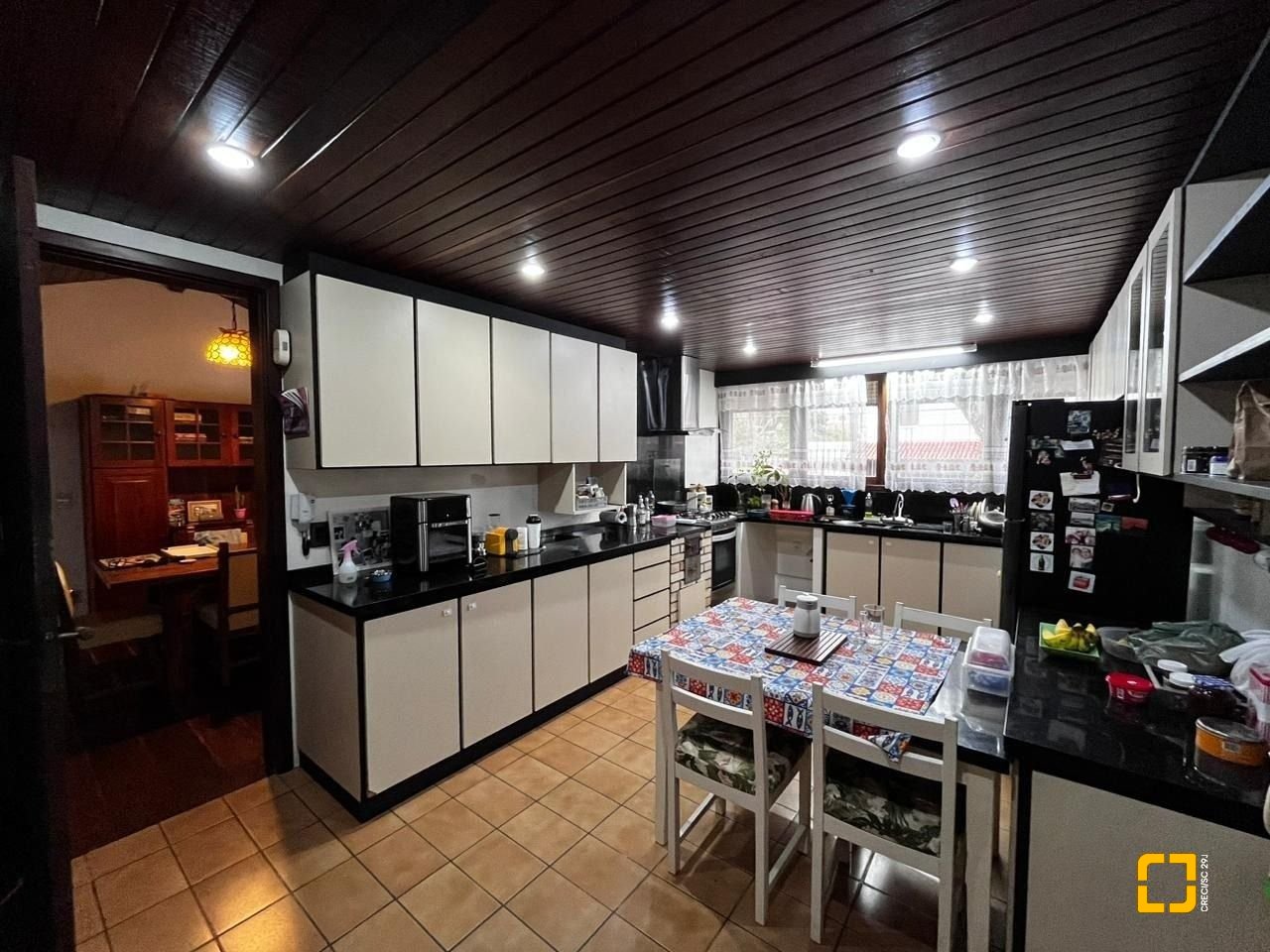 Casa com 327m², 7 quartos (sendo 1 suíte), 3 garagens, no bairro Trindade em Florianópolis