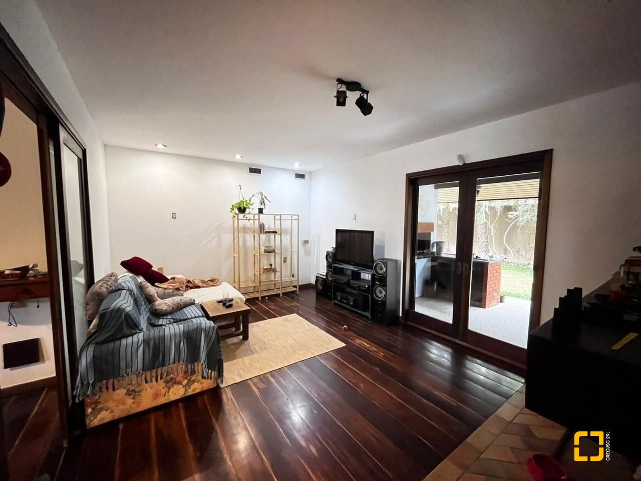 Casa com 327m², 7 quartos (sendo 1 suíte), 3 garagens, no bairro Trindade em Florianópolis
