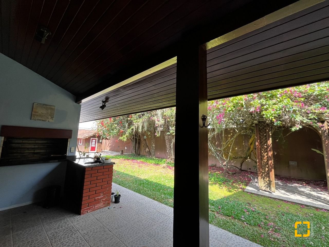 Casa com 327m², 7 quartos (sendo 1 suíte), 3 garagens, no bairro Trindade em Florianópolis