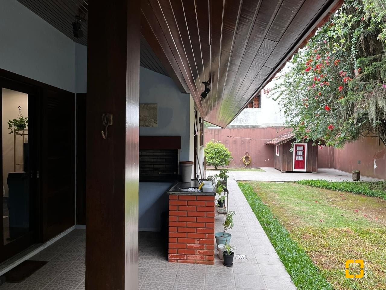 Casa com 327m², 7 quartos (sendo 1 suíte), 3 garagens, no bairro Trindade em Florianópolis
