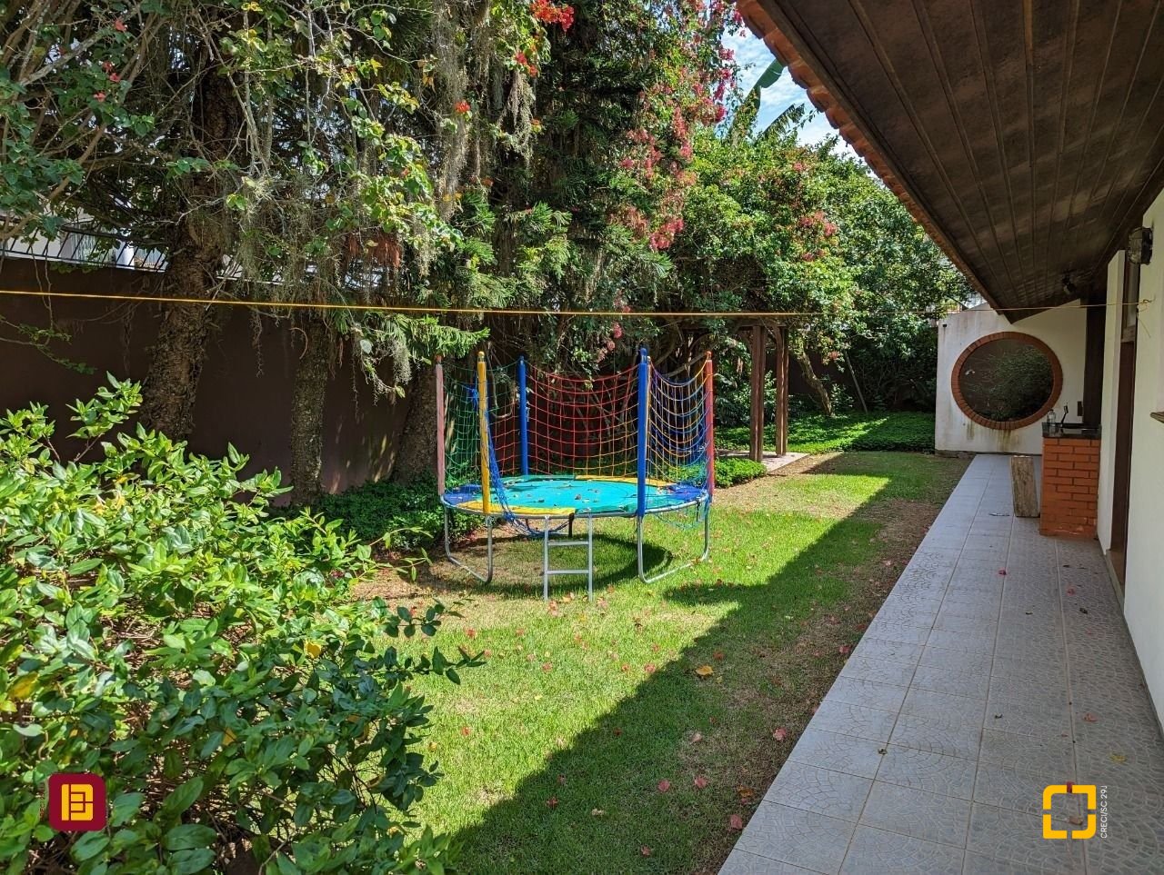 Casa com 327m², 7 quartos (sendo 1 suíte), 3 garagens, no bairro Trindade em Florianópolis