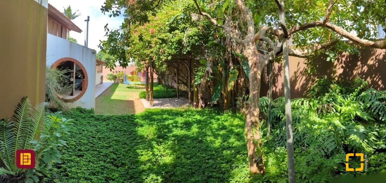Casa com 327m², 7 quartos (sendo 1 suíte), 3 garagens, no bairro Trindade em Florianópolis