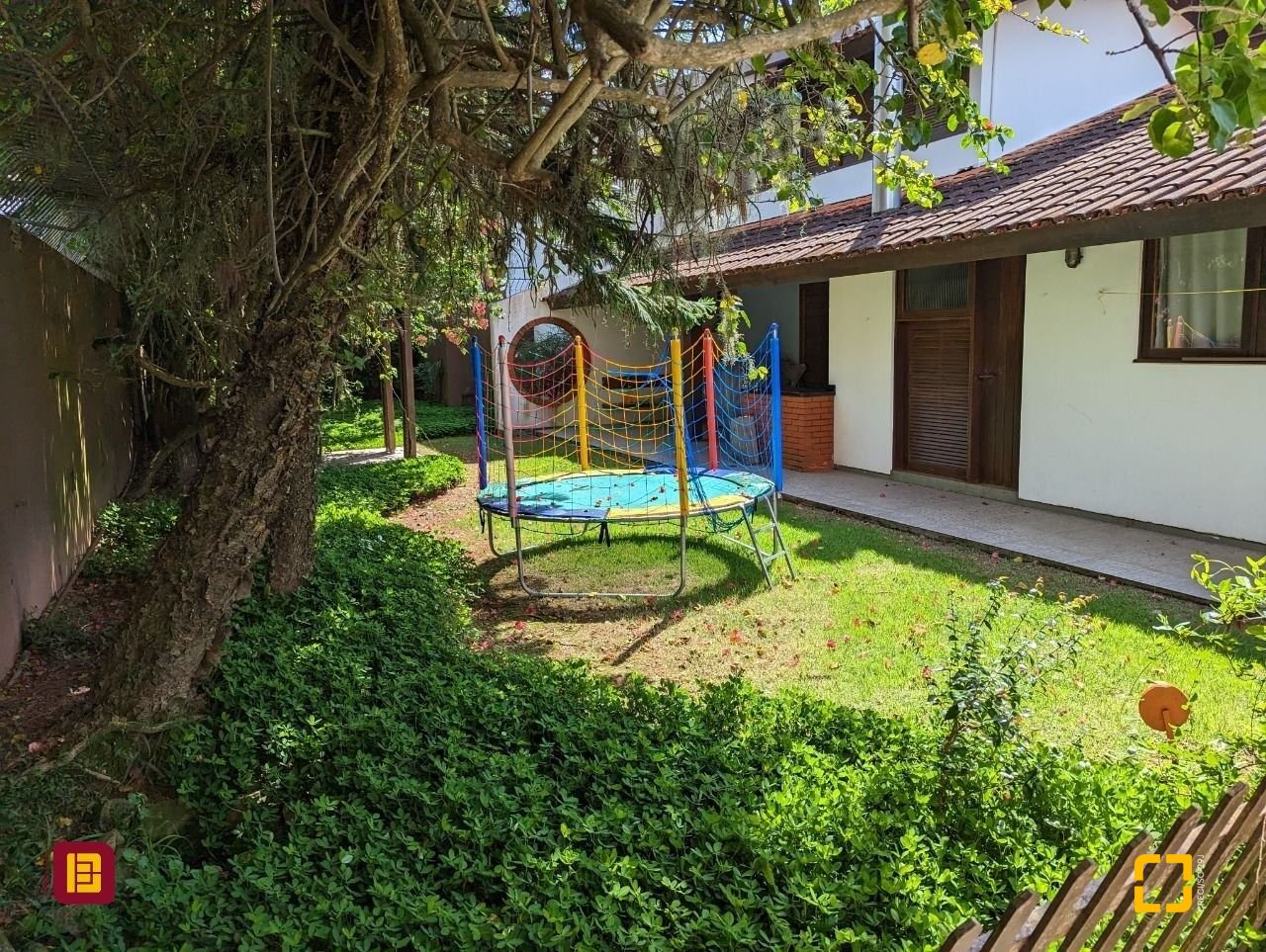 Casa com 327m², 7 quartos (sendo 1 suíte), 3 garagens, no bairro Trindade em Florianópolis
