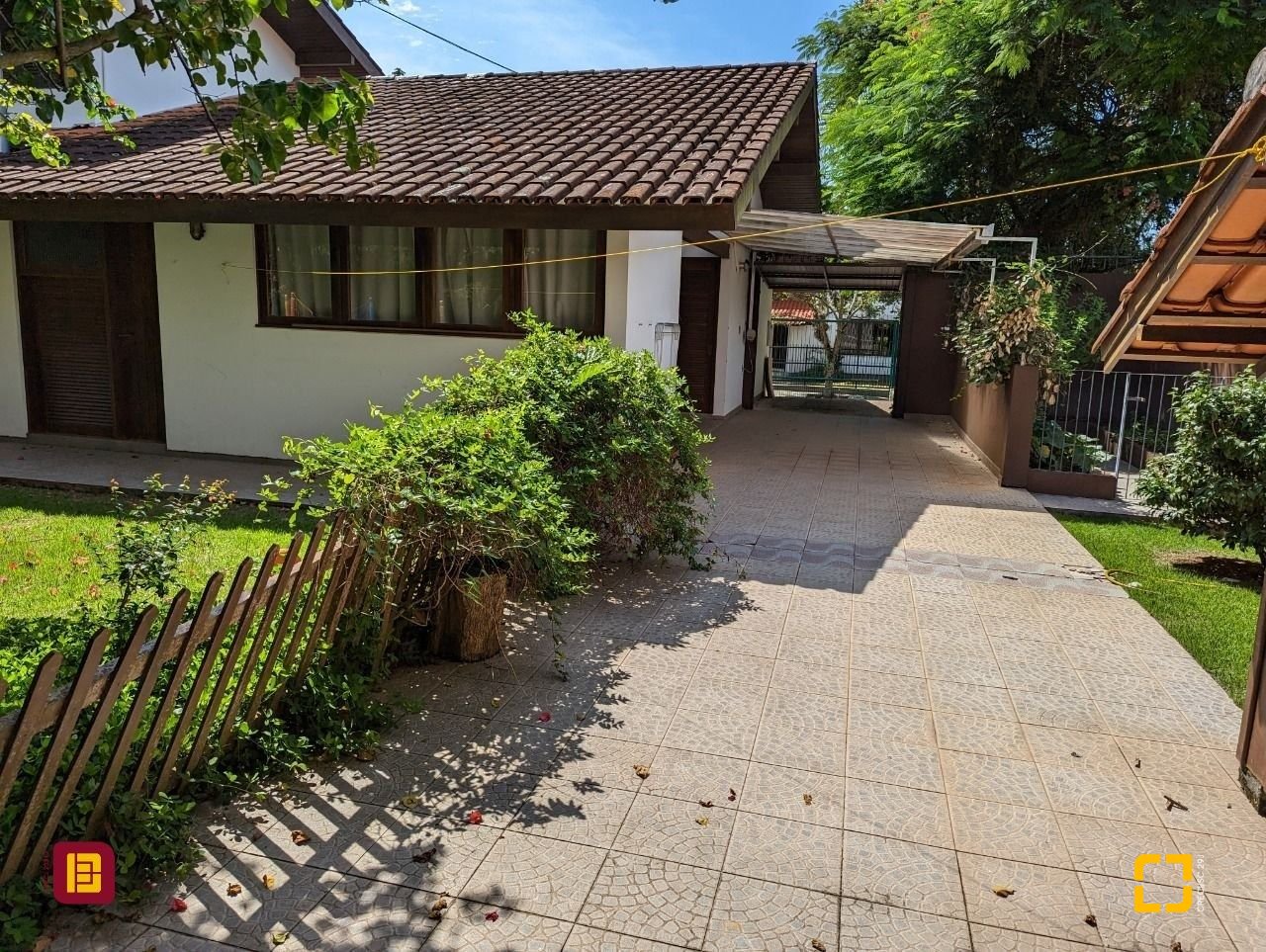 Casa com 327m², 7 quartos (sendo 1 suíte), 3 garagens, no bairro Trindade em Florianópolis