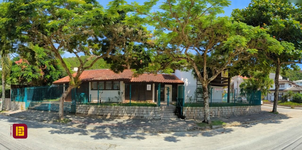 Casa com 327m², 7 quartos (sendo 1 suíte), 3 garagens, no bairro Trindade em Florianópolis