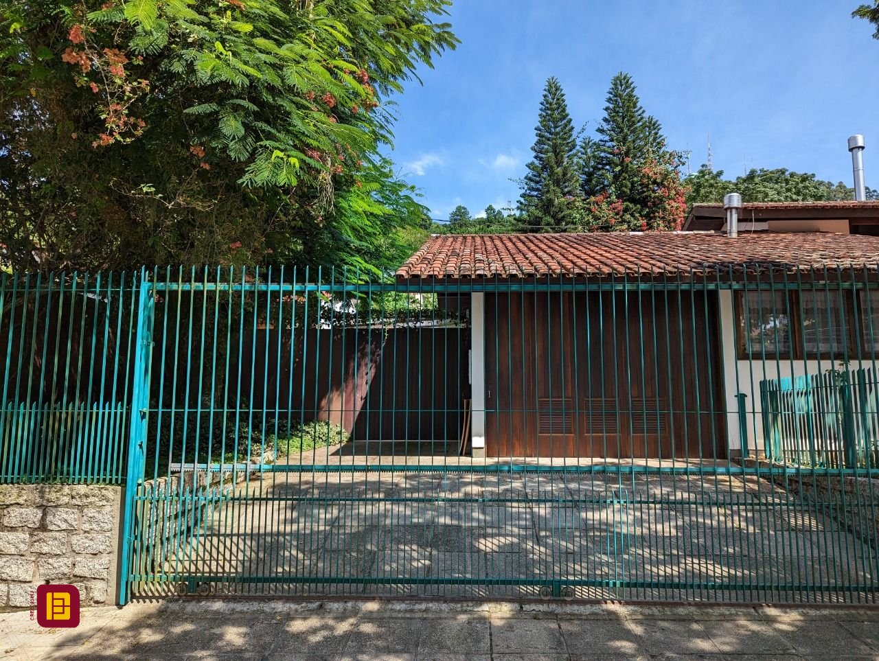 Casa com 327m², 7 quartos (sendo 1 suíte), 3 garagens, no bairro Trindade em Florianópolis