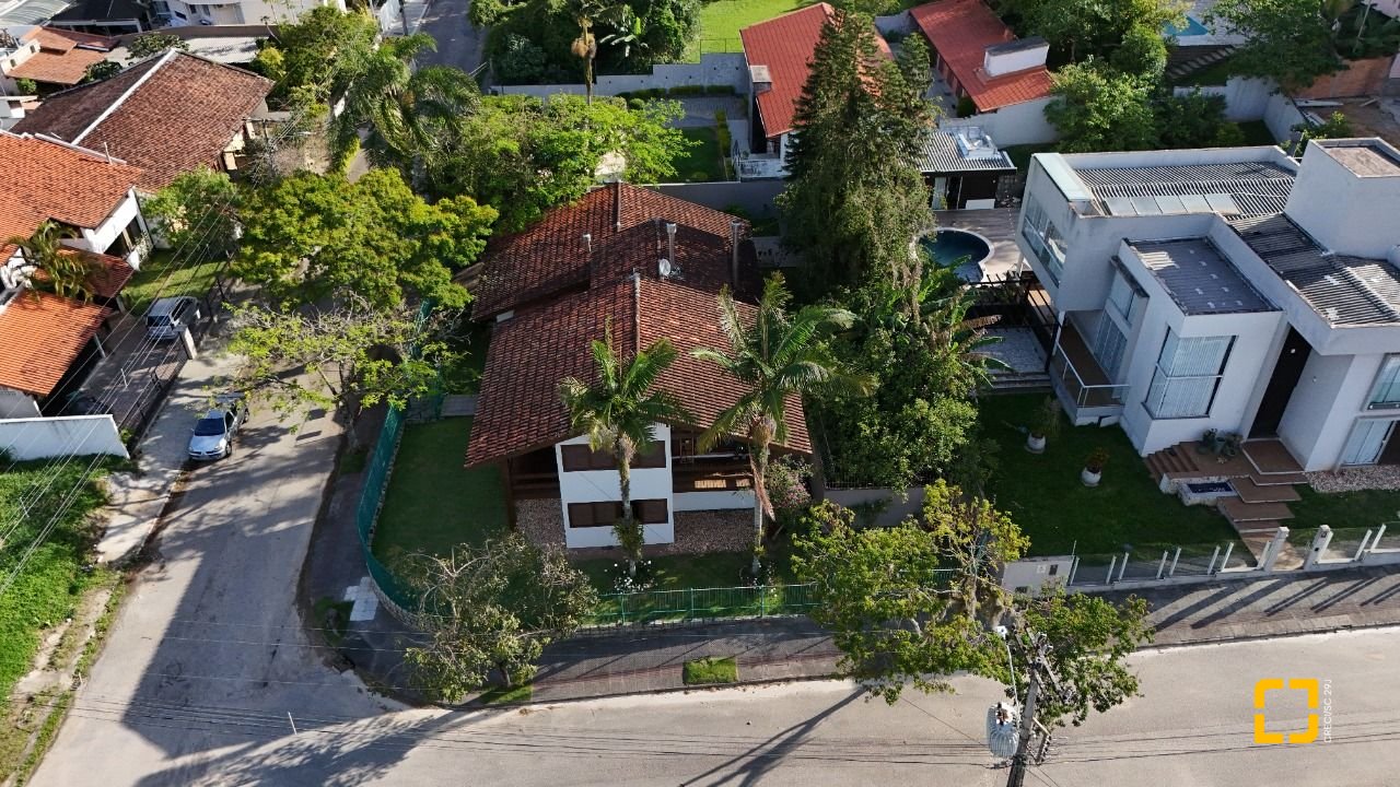 Casa com 327m², 7 quartos (sendo 1 suíte), 3 garagens, no bairro Trindade em Florianópolis