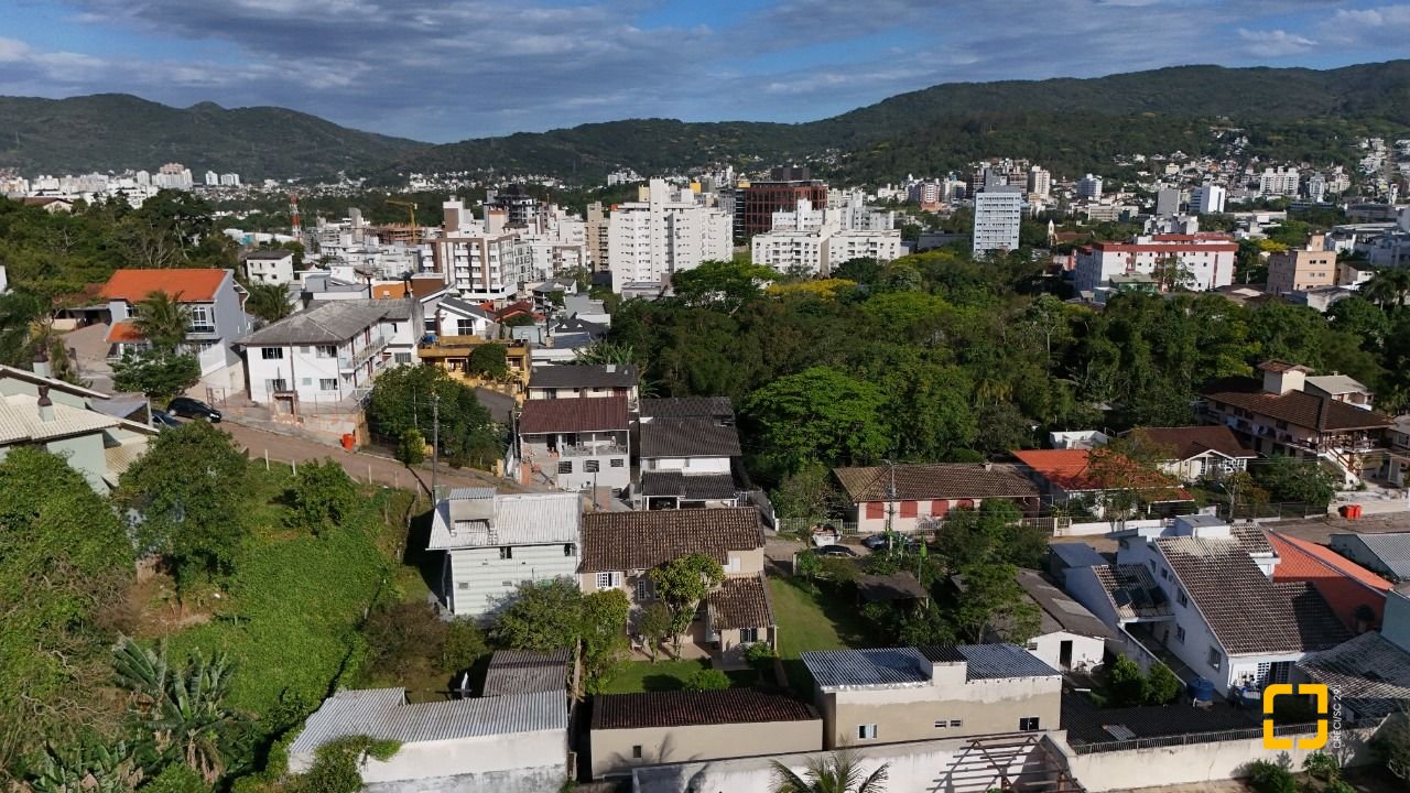Casa com 327m², 7 quartos (sendo 1 suíte), 3 garagens, no bairro Trindade em Florianópolis