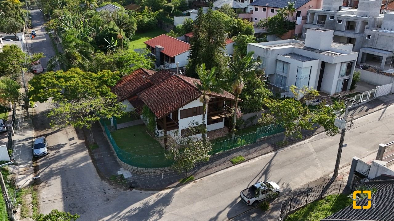 Casa com 327m², 7 quartos (sendo 1 suíte), 3 garagens, no bairro Trindade em Florianópolis