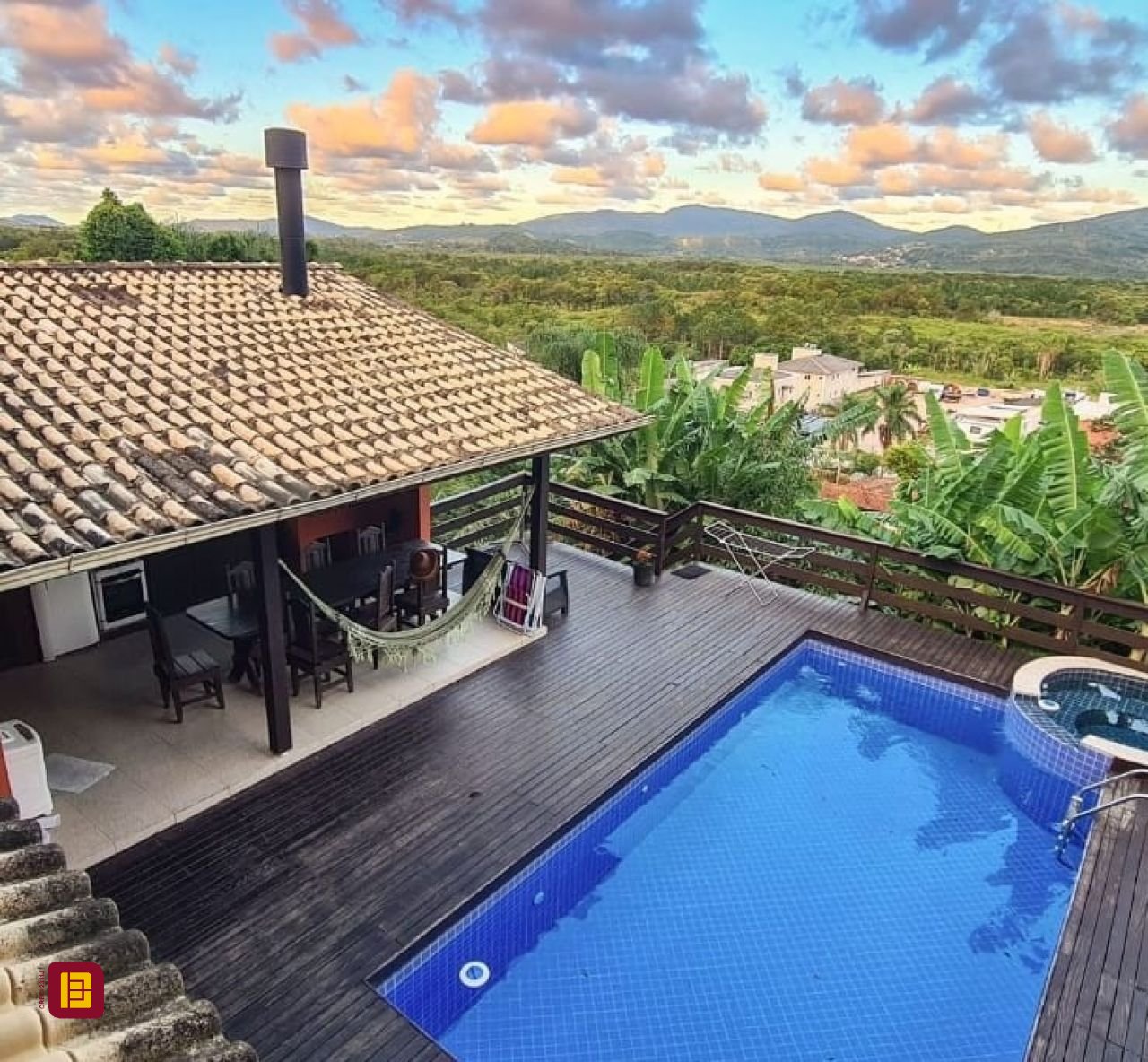 Casa com 290m², 3 quartos (sendo 3 suítes), 5 garagens, no bairro Ratones em Florianópolis