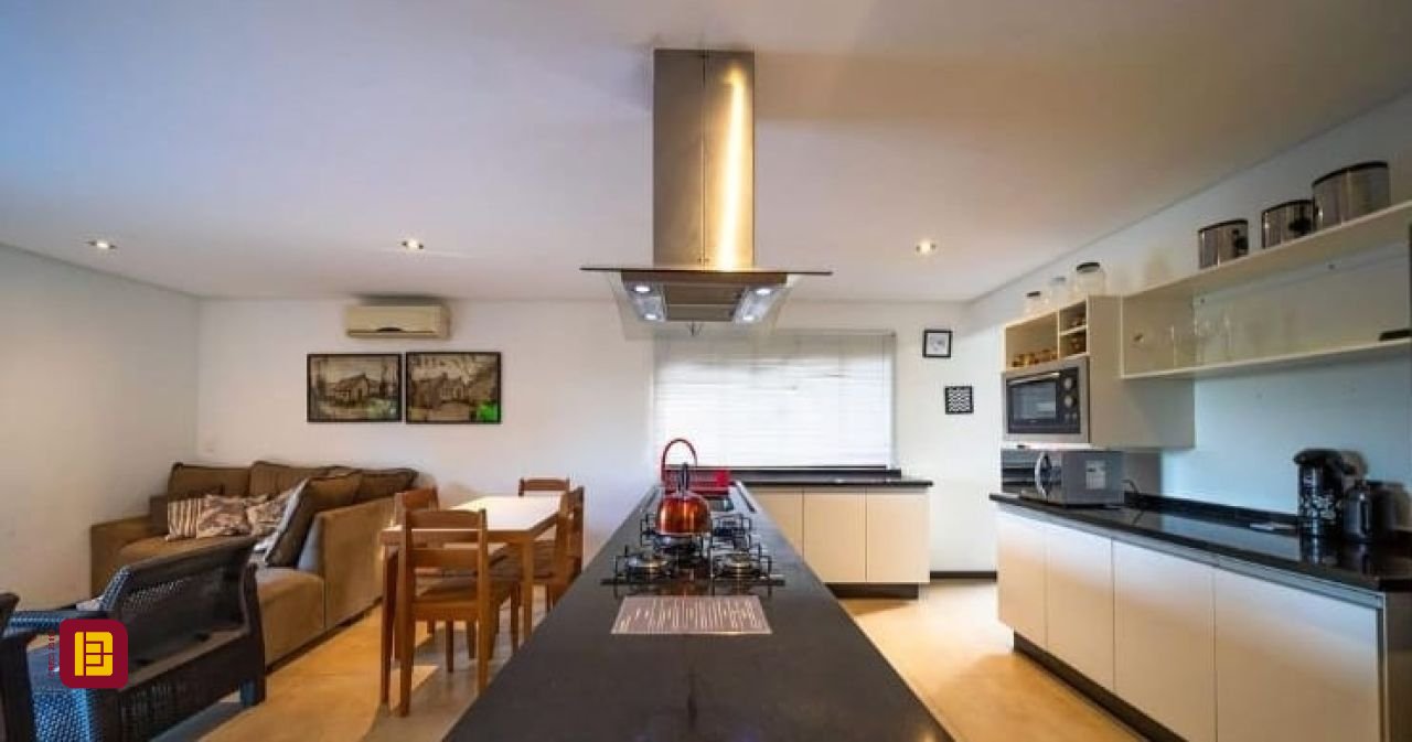 Casa com 290m², 3 quartos (sendo 3 suítes), 5 garagens, no bairro Ratones em Florianópolis