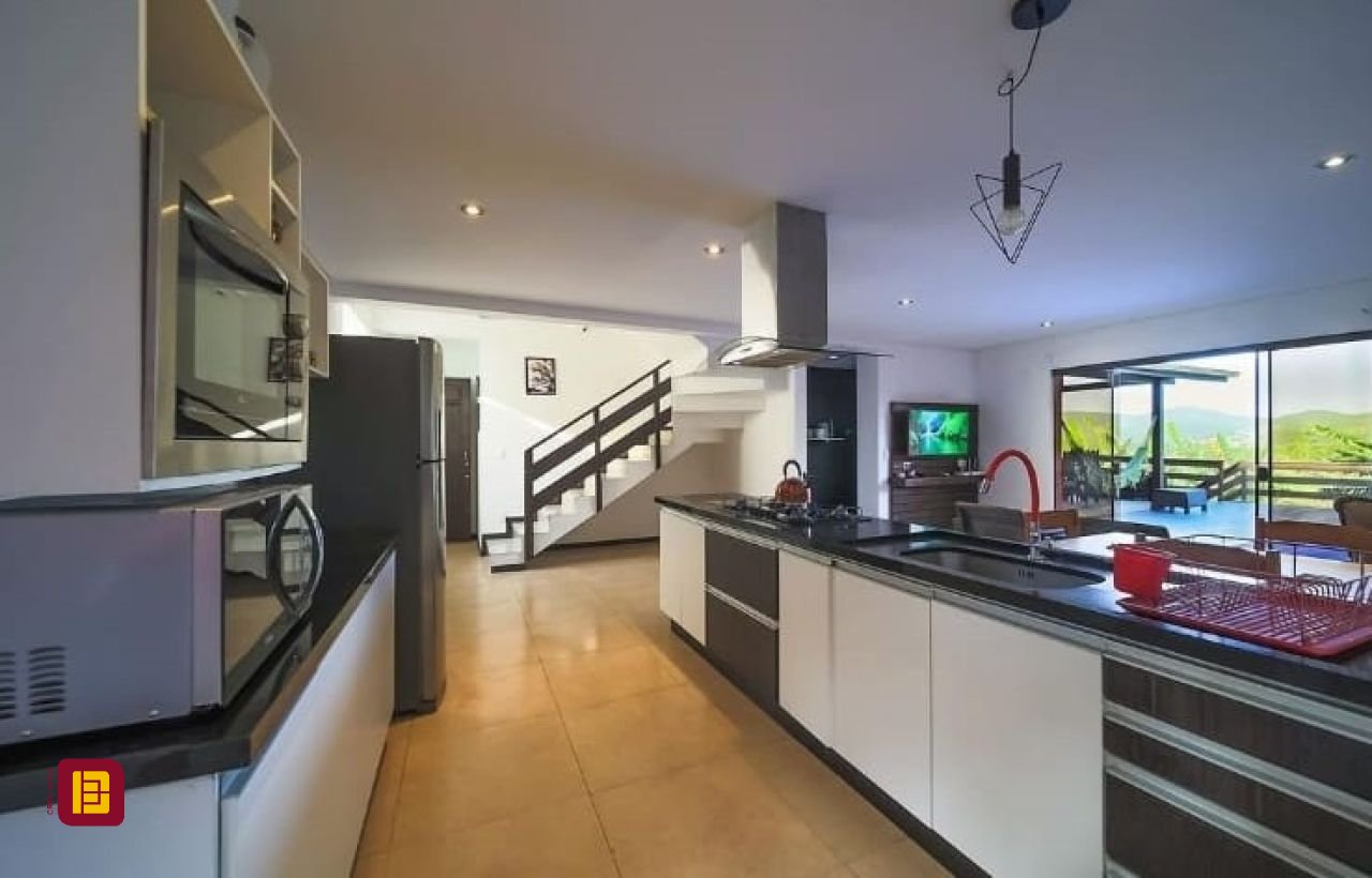 Casa com 290m², 3 quartos (sendo 3 suítes), 5 garagens, no bairro Ratones em Florianópolis