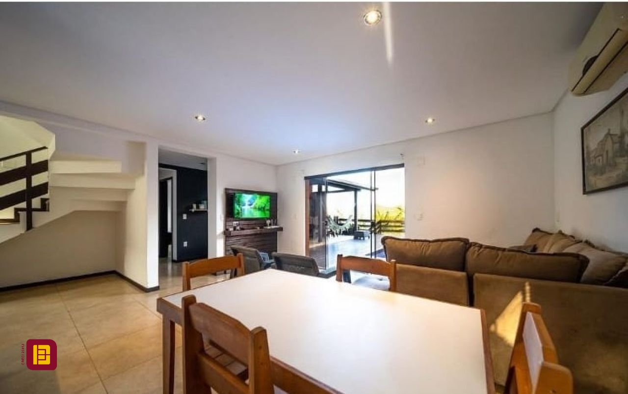 Casa com 290m², 3 quartos (sendo 3 suítes), 5 garagens, no bairro Ratones em Florianópolis