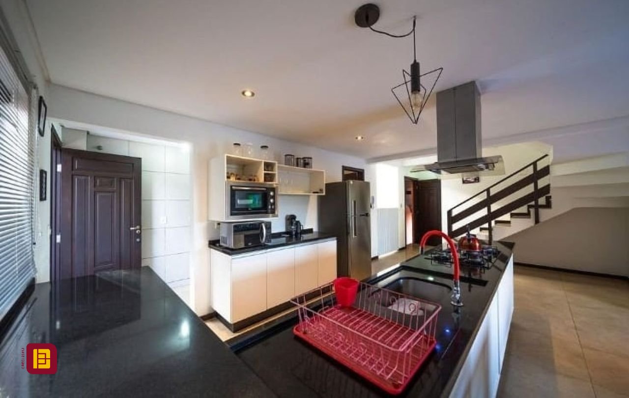 Casa com 290m², 3 quartos (sendo 3 suítes), 5 garagens, no bairro Ratones em Florianópolis