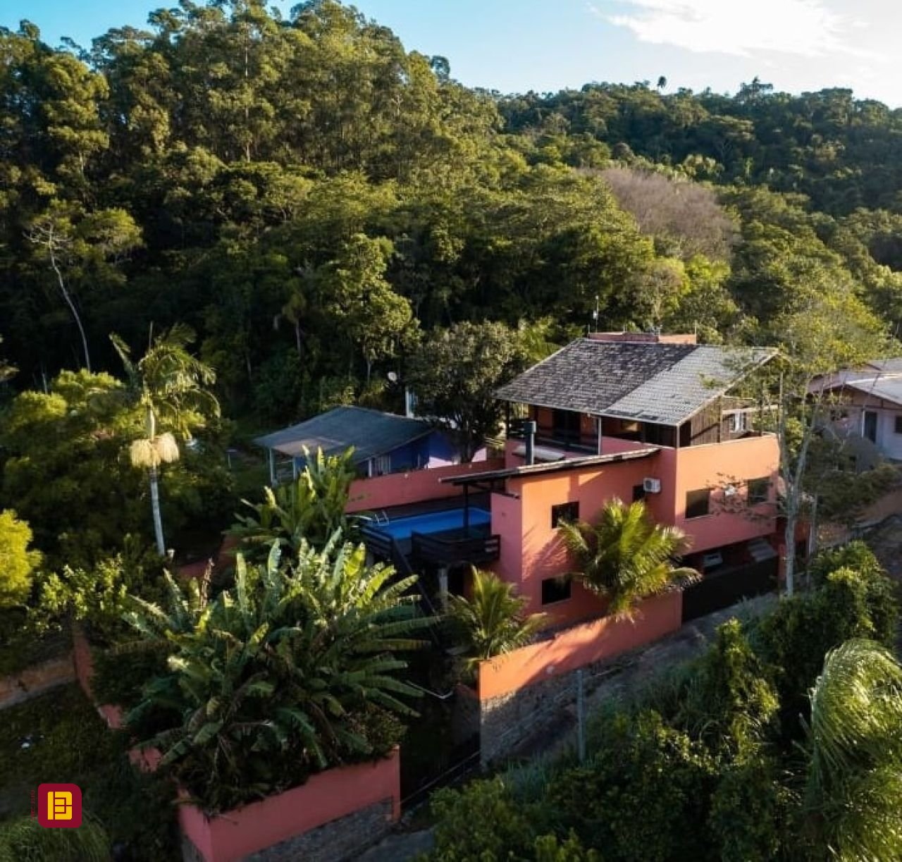Casa com 290m², 3 quartos (sendo 3 suítes), 5 garagens, no bairro Ratones em Florianópolis