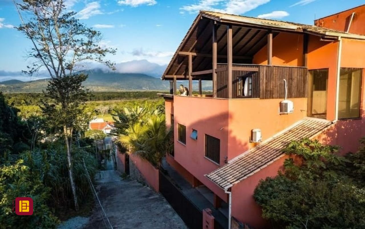 Casa com 290m², 3 quartos (sendo 3 suítes), 5 garagens, no bairro Ratones em Florianópolis