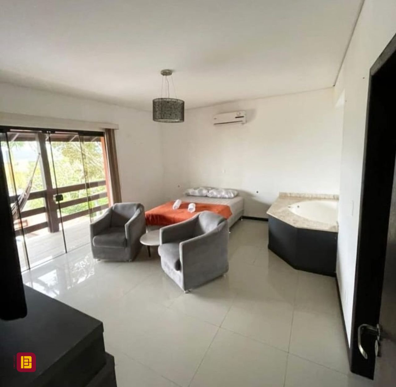 Casa com 290m², 3 quartos (sendo 3 suítes), 5 garagens, no bairro Ratones em Florianópolis