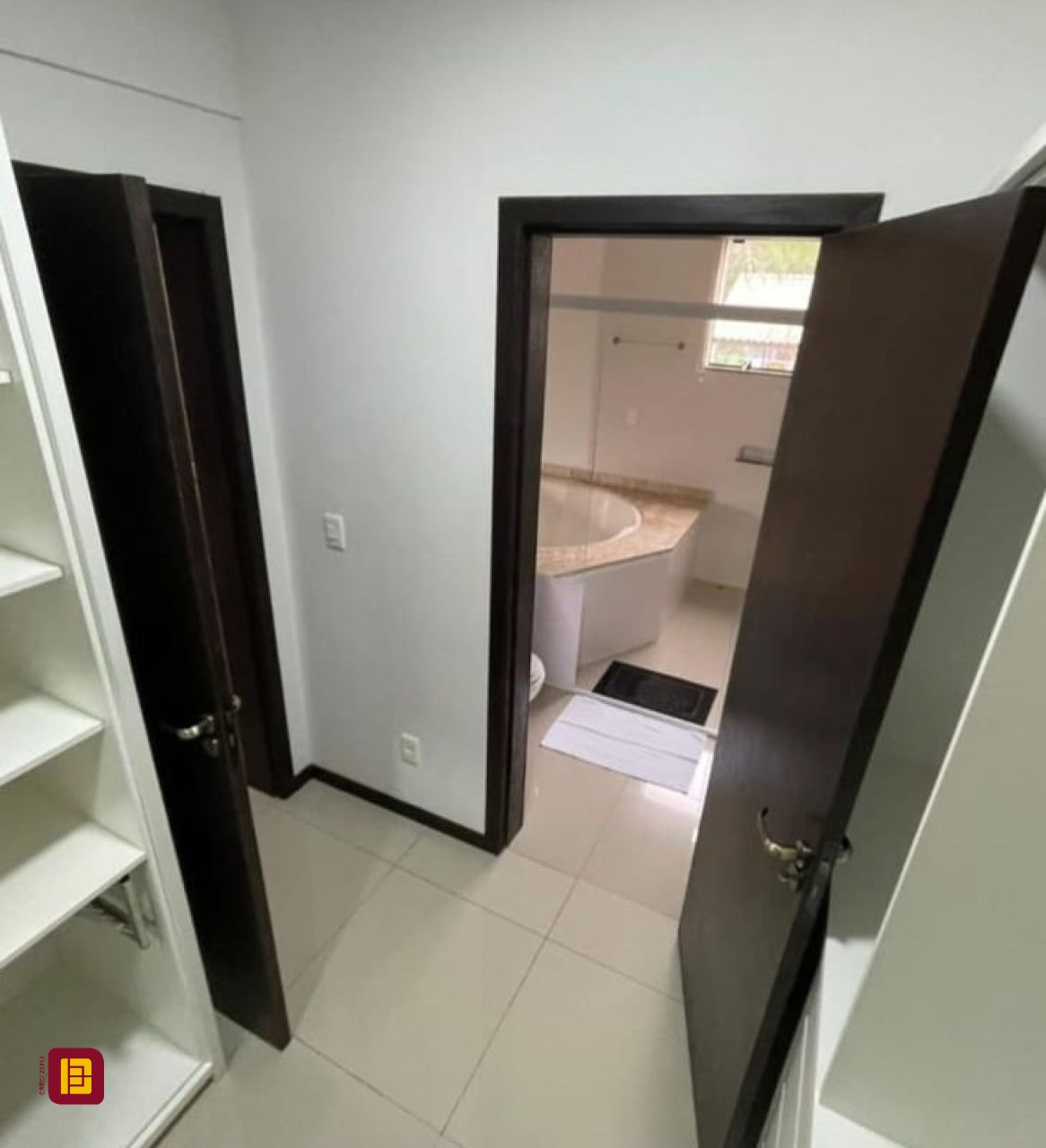 Casa com 290m², 3 quartos (sendo 3 suítes), 5 garagens, no bairro Ratones em Florianópolis