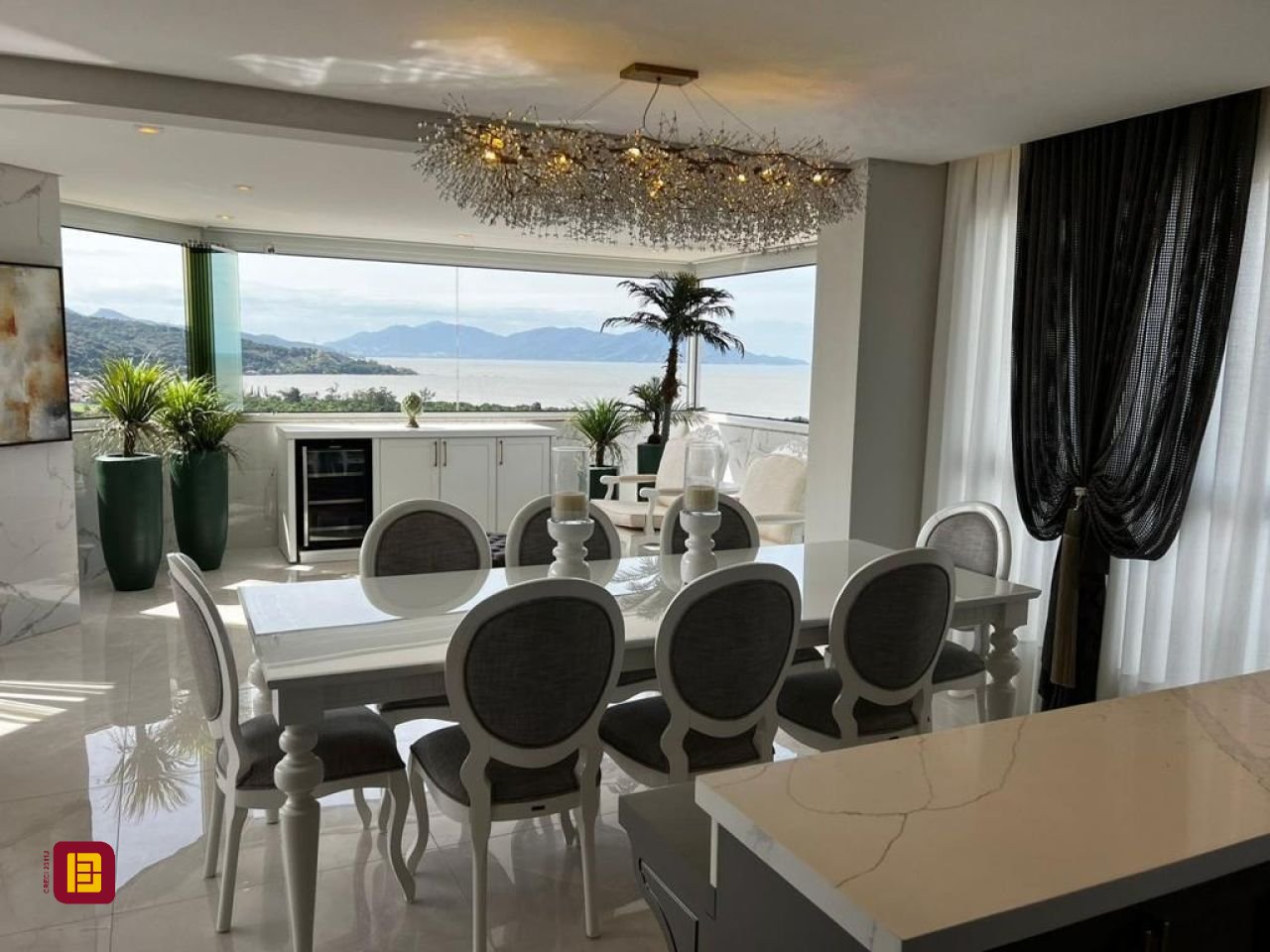 Cobertura com 240m², 3 quartos (sendo 3 suítes), 3 garagens, no bairro Centro em Biguaçu