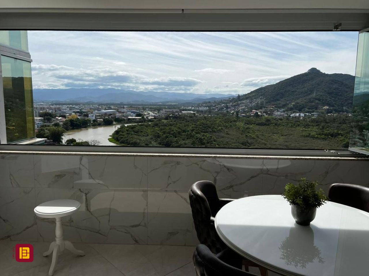 Cobertura com 240m², 3 quartos (sendo 3 suítes), 3 garagens, no bairro Centro em Biguaçu