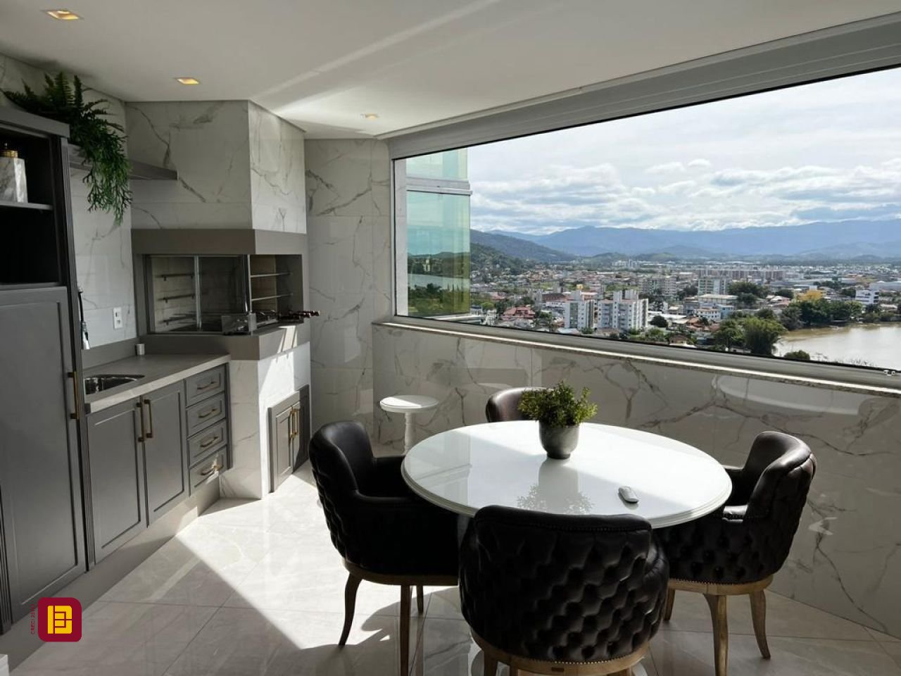 Cobertura com 240m², 3 quartos (sendo 3 suítes), 3 garagens, no bairro Centro em Biguaçu
