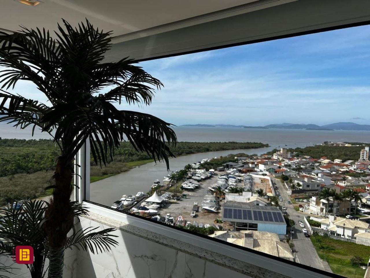 Cobertura com 240m², 3 quartos (sendo 3 suítes), 3 garagens, no bairro Centro em Biguaçu