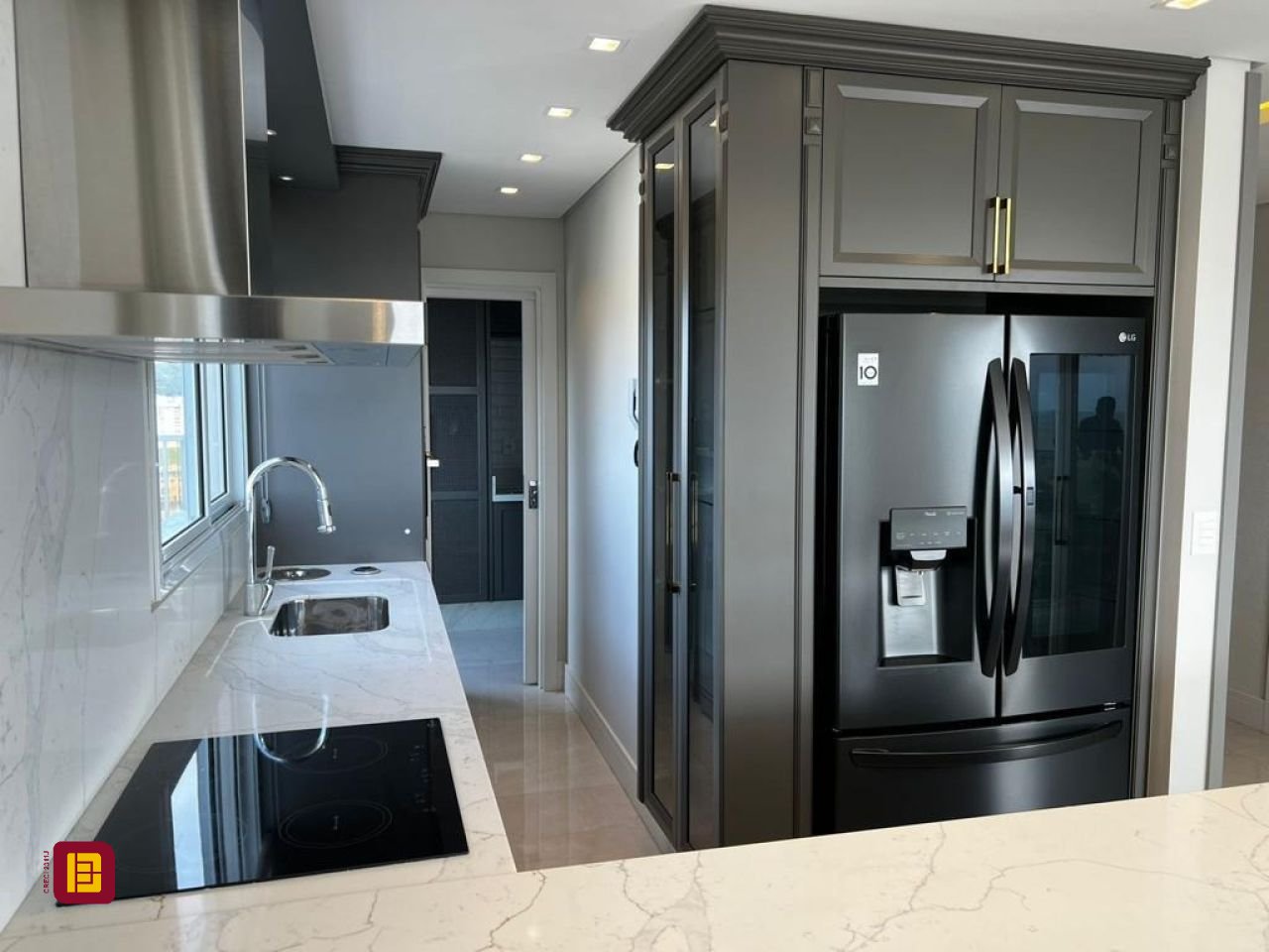 Cobertura com 240m², 3 quartos (sendo 3 suítes), 3 garagens, no bairro Centro em Biguaçu