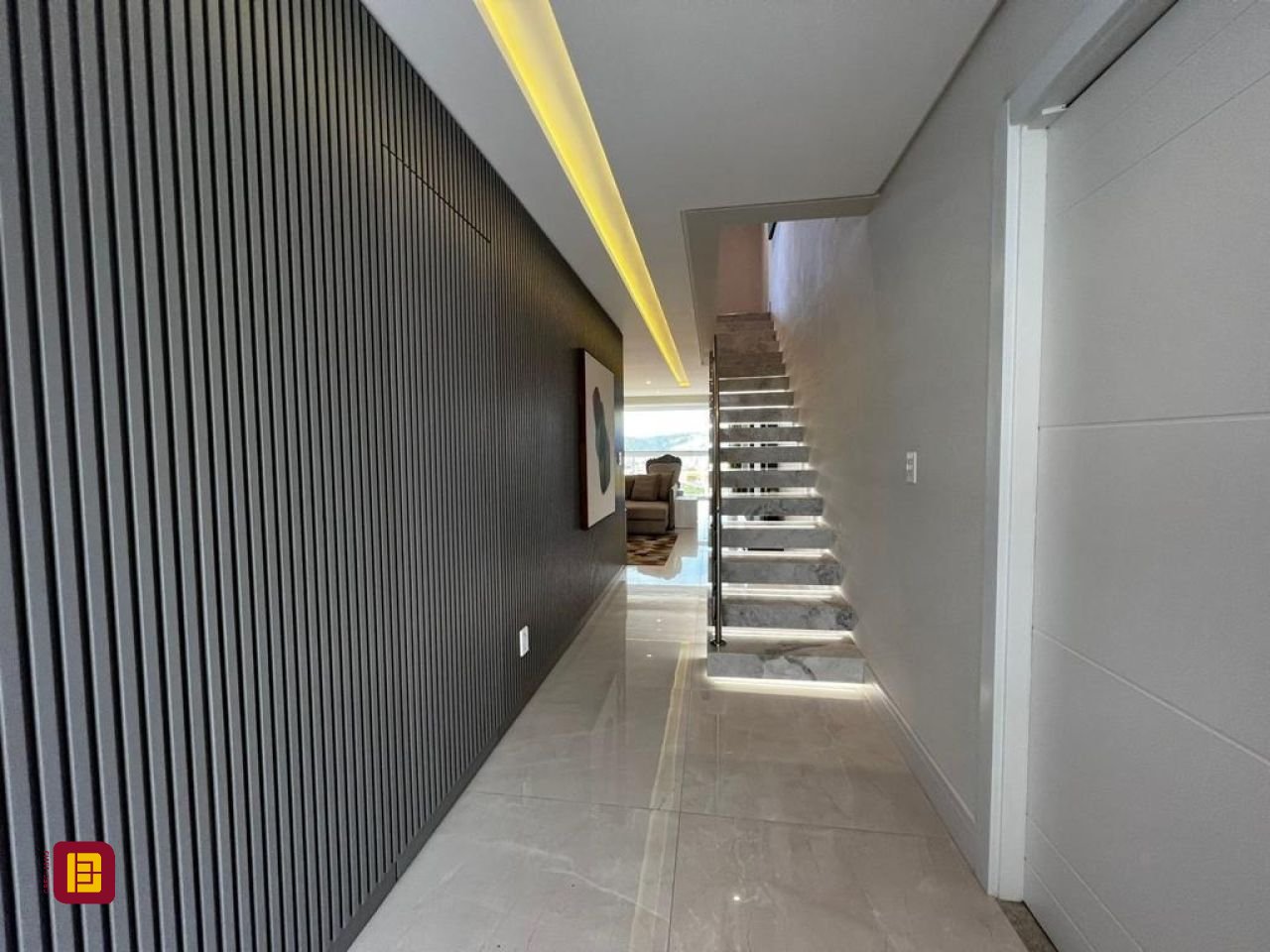Cobertura com 240m², 3 quartos (sendo 3 suítes), 3 garagens, no bairro Centro em Biguaçu