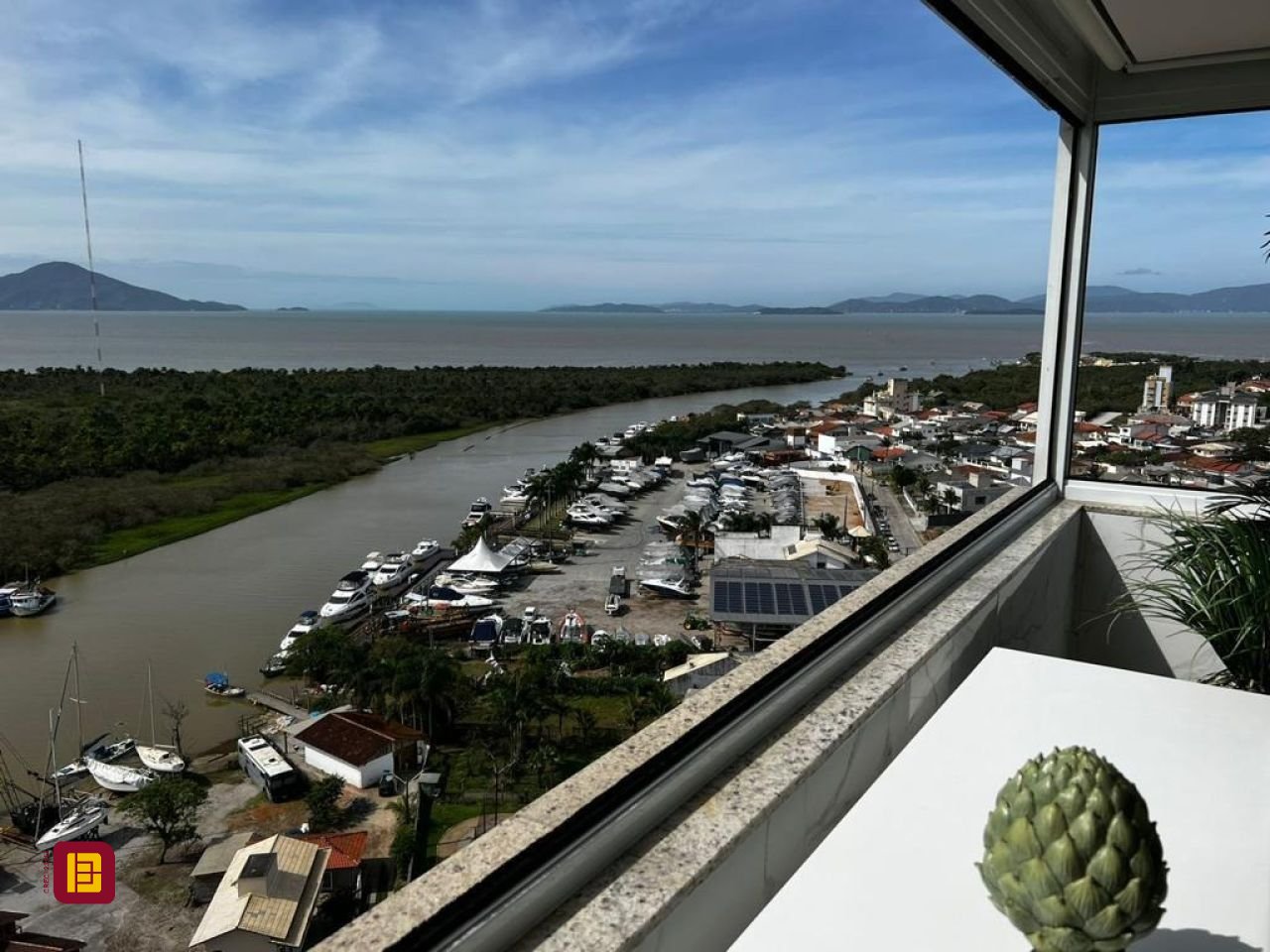 Cobertura com 240m², 3 quartos (sendo 3 suítes), 3 garagens, no bairro Centro em Biguaçu