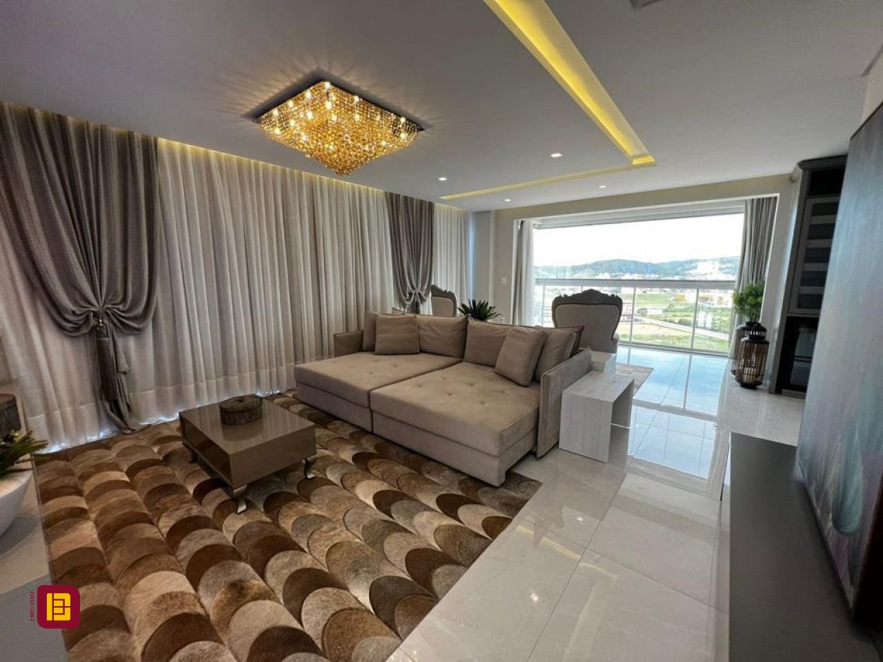 Cobertura com 240m², 3 quartos (sendo 3 suítes), 3 garagens, no bairro Centro em Biguaçu