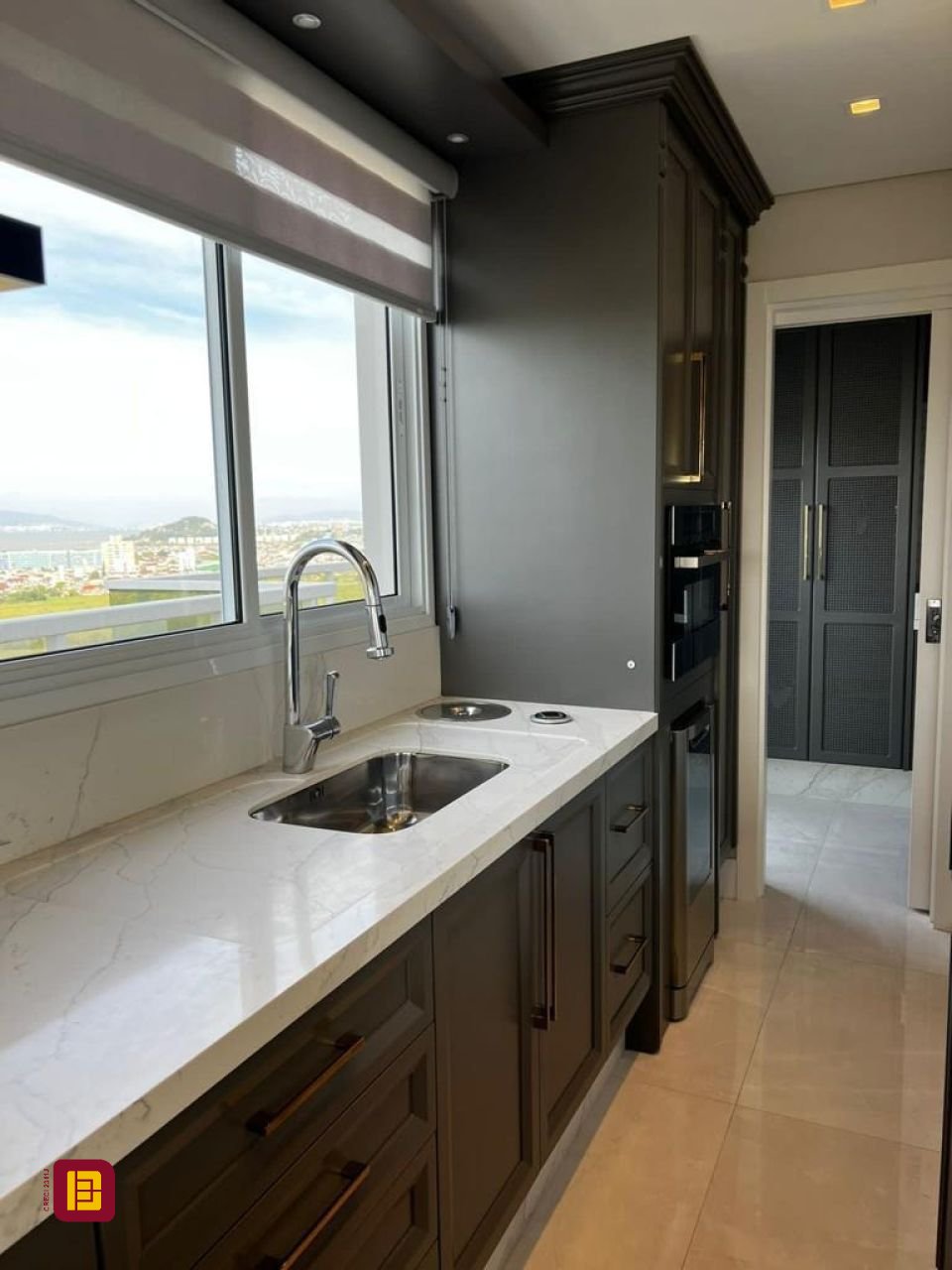 Cobertura com 240m², 3 quartos (sendo 3 suítes), 3 garagens, no bairro Centro em Biguaçu