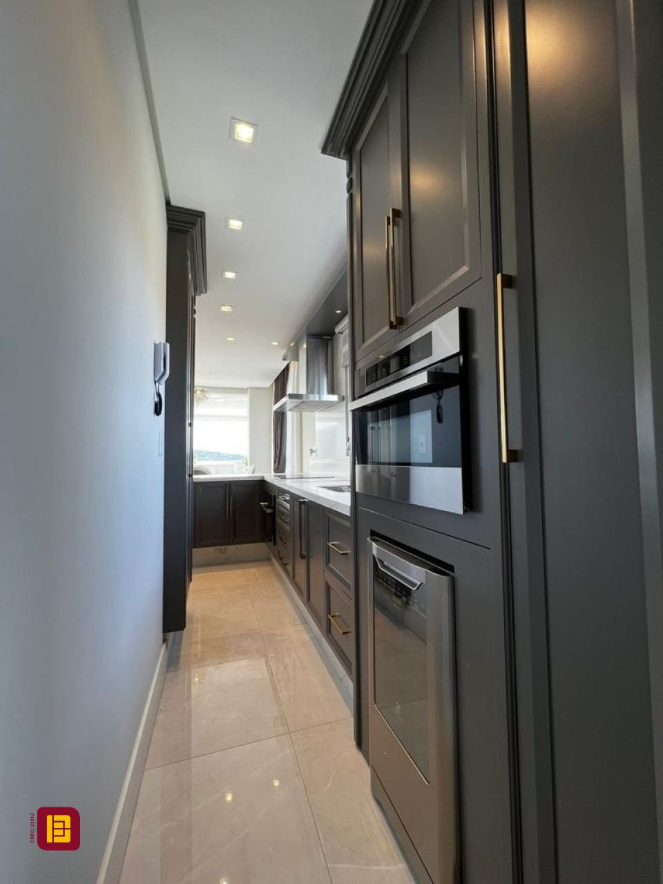 Cobertura com 240m², 3 quartos (sendo 3 suítes), 3 garagens, no bairro Centro em Biguaçu