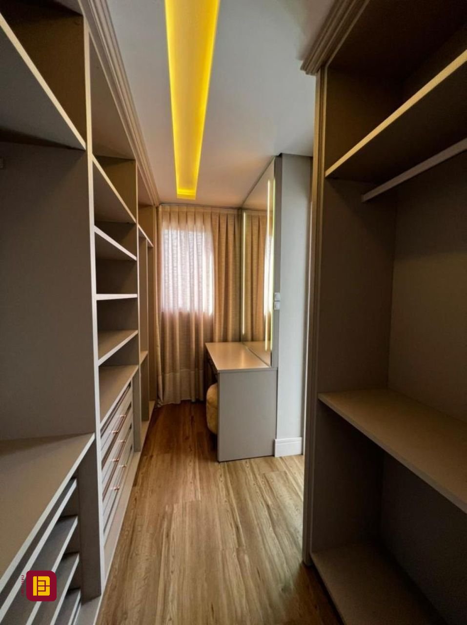 Cobertura com 240m², 3 quartos (sendo 3 suítes), 3 garagens, no bairro Centro em Biguaçu