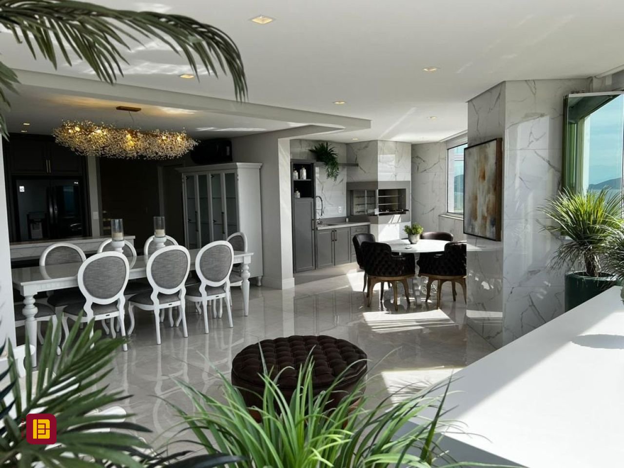 Cobertura com 240m², 3 quartos (sendo 3 suítes), 3 garagens, no bairro Centro em Biguaçu
