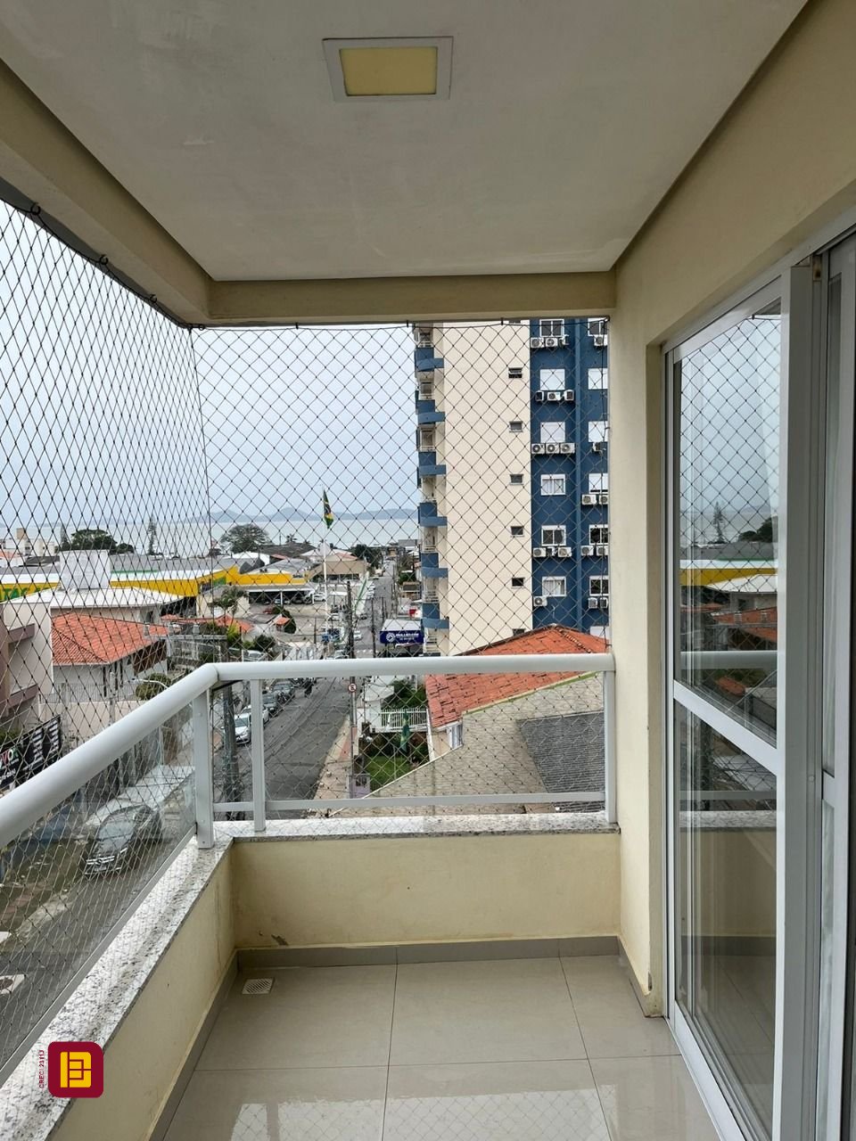 Apartamento com 65m², 2 quartos (sendo 1 suíte), 1 garagem, no bairro Ipiranga em São José