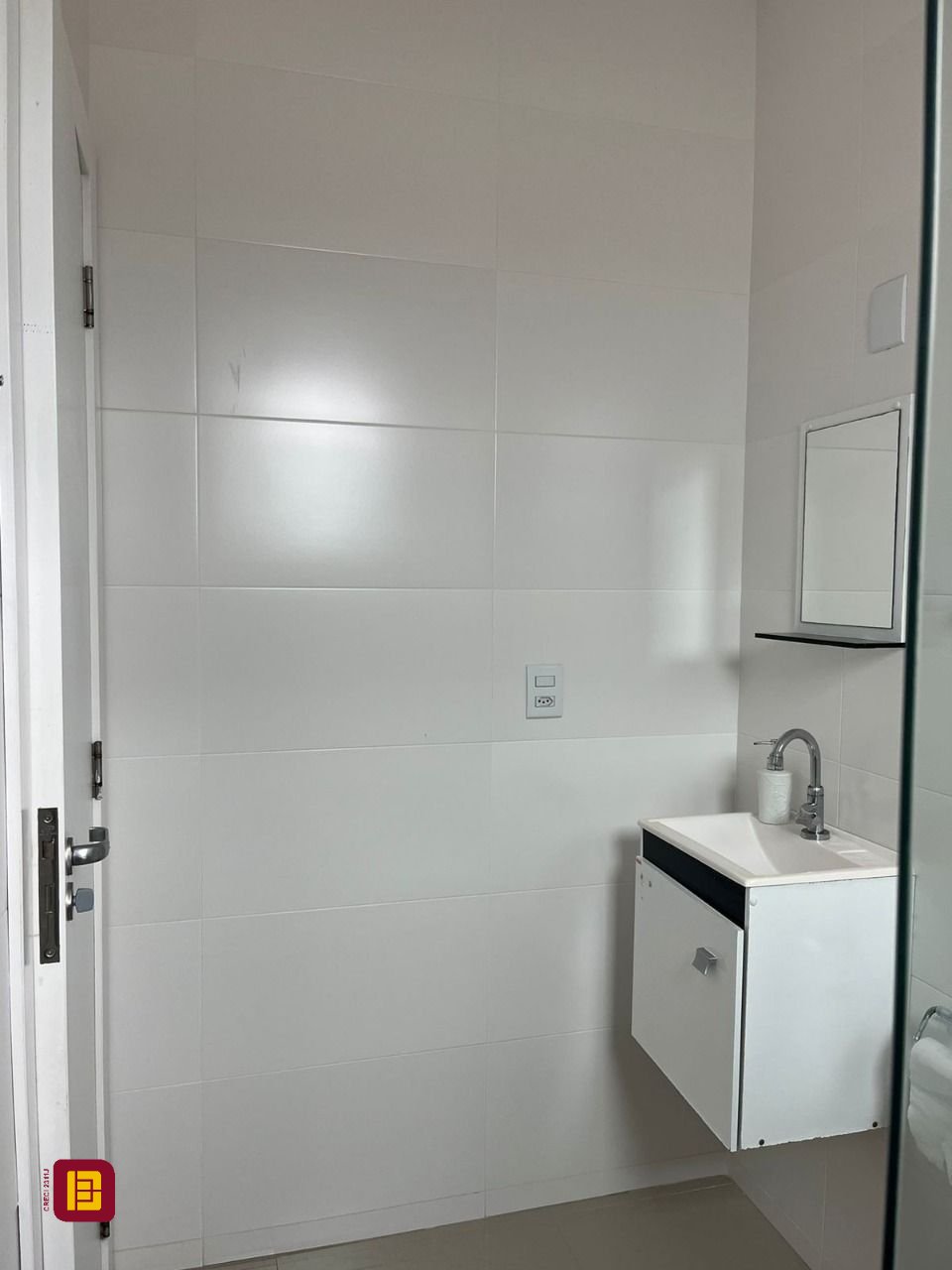 Apartamento com 65m², 2 quartos (sendo 1 suíte), 1 garagem, no bairro Ipiranga em São José