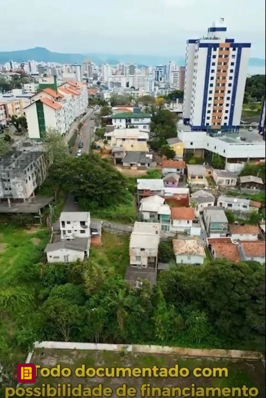 Terreno com 426m², no bairro Estreito em Florianópolis